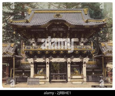 Foto colorata a mano di Yomeimon Gate (Grande porta), Nikkō, Giappone, circa 1890. Fotografia di Kusakabe Kimbei (1841 - 1934). Foto Stock