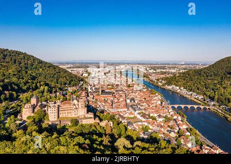 Germania, Baden-Wurttemberg, Heidelberg, veduta aerea del Castello di Heidelberg e della città vecchia circostante Foto Stock