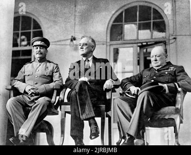 Joseph Stalin, Franklin D. Roosevelt e Winston Churchill sul portico dell'Ambasciata Sovietica durante la Conferenza di Teheran, 1943 Foto Stock