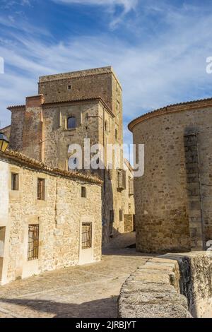 Vecchie case e la chiesa di vera Cruz a Trujillo, Spagna Foto Stock