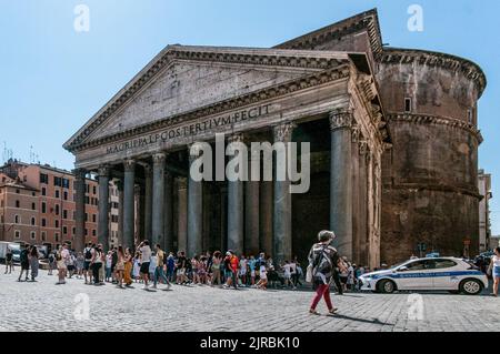 Roma, Italia. 23rd ago, 2022. ROMA, ITALIA - 23 AGOSTO turisti nel centro di Roma, 23 agosto 2022. Secondo il consiglio turistico italiano 'CNA Turismo e Commercio', il Ferragosto italiano vedrà oltre 10 milioni di turisti che soggiorneranno in strutture ricettive italiane tra il 12 e il 21 agosto, registrando un risultato ancora migliore rispetto alla prepandemica estate del 2019, Con una spesa complessiva di circa 3,5 miliardi di euro, il 23 agosto 2022 a Roma. Credit: Independent Photo Agency/Alamy Live News Foto Stock