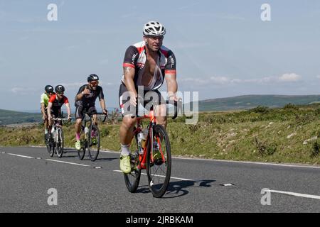 7 agosto 22 Gower Swansea Galles UK Triathlon Ironman evento ciclistico leader del gruppo che guarda rilassato davanti ad altri tre ciclisti. Spostamento da sinistra a destra. Foto Stock
