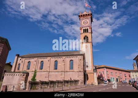 chiesa di san sebastiano nel paese di cavalese trentino Foto Stock