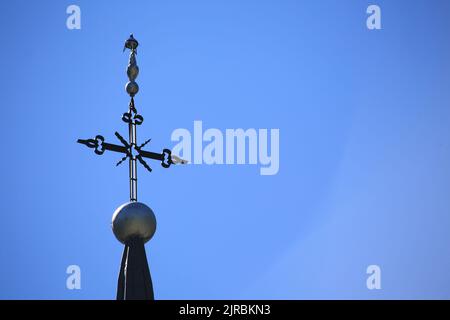 Croix et girouette sur le clocher de l'église Saint-Nicolas de Véroce. Saint-Nicolas de Véroce. Alta Savoia. Auvergne-Rhône-Alpi. Francia. Europa. Foto Stock