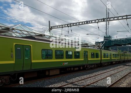 Treno per pendolari DART (Dublin Area Rapid Transit) alla stazione ferroviaria di Bray (Daly) a Bray, Repubblica d'Irlanda. Una vista attraverso i binari della ferrovia. Foto Stock