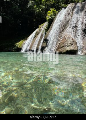 Uno scatto verticale della cascata Reach Falls a Portland, Giamaica Foto Stock