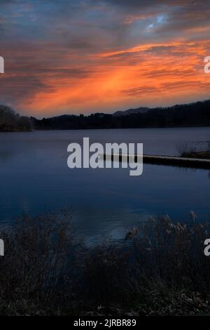 Tramonto d'oro sul lago Junaluska nella Carolina del Nord occidentale. Foto Stock