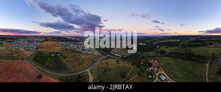 Una vista incantevole del tramonto dorato sul mare e sulla città Foto Stock