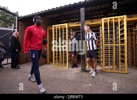 Il Loic MBE SOH della Foresta di Nottingham arriva prima della seconda partita della Carabao Cup a Blundell Park, Grimsby. Data immagine: Martedì 23 agosto 2022. Foto Stock