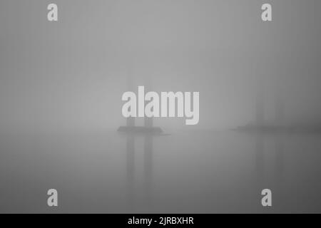 Sotto uno dei tanti ponti sul fiume Douro in un'alba nebbia Foto Stock