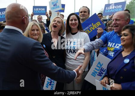 Liz Truss reagisce mentre il cancelliere Nadhim Zahawi (a sinistra) arriva a un evento di marchette al NEC di Birmingham come parte della sua campagna per essere leader del Partito conservatore e del prossimo primo ministro. Data immagine: Martedì 23 agosto 2022. Foto Stock