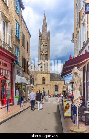 Acquirenti sulla Rue Fourie guardando verso la Chiesa di Saint Pierre du Queyroix - Limoges, Haute-Vienne (87), Francia. Foto Stock