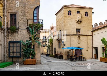 Poble Espanyol con architetture tradizionali spagnole a Barcellona, Spagna. Nessuno, piccolo villaggio tradizionale di stile spagnolo Foto Stock