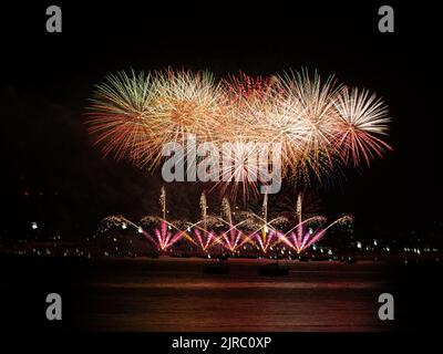 Fuochi d'artificio sul mare all'apertura cerimoniale delle celebrazioni cittadine annunciano l'inizio della settimana annuale Málaga Fiera .Feria de Málaga, Costa d Foto Stock