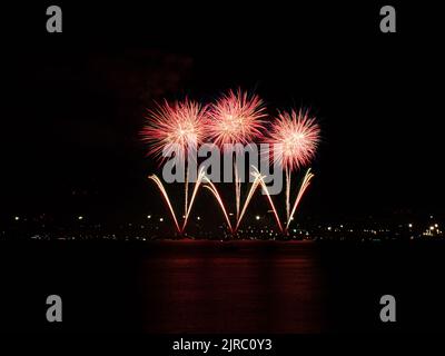 Fuochi d'artificio sul mare all'apertura cerimoniale delle celebrazioni cittadine annunciano l'inizio della settimana annuale Málaga Fiera .Feria de Málaga, Costa d Foto Stock