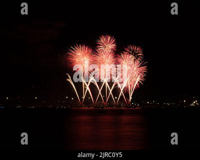 Fuochi d'artificio sul mare all'apertura cerimoniale delle celebrazioni cittadine annunciano l'inizio della settimana annuale Málaga Fiera .Feria de Málaga, Costa d Foto Stock