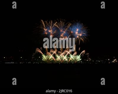 Fuochi d'artificio sul mare all'apertura cerimoniale delle celebrazioni cittadine annunciano l'inizio della settimana annuale Málaga Fiera .Feria de Málaga, Costa d Foto Stock