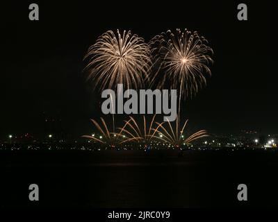 Fuochi d'artificio sul mare all'apertura cerimoniale delle celebrazioni cittadine annunciano l'inizio della settimana annuale Málaga Fiera .Feria de Málaga, Costa d Foto Stock