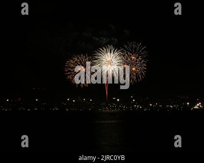 Fuochi d'artificio sul mare all'apertura cerimoniale delle celebrazioni cittadine annunciano l'inizio della settimana annuale Málaga Fiera .Feria de Málaga, Costa d Foto Stock