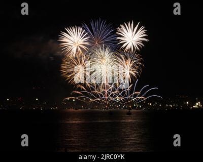 Fuochi d'artificio sul mare all'apertura cerimoniale delle celebrazioni cittadine annunciano l'inizio della settimana annuale Málaga Fiera .Feria de Málaga, Costa d Foto Stock