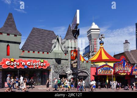 Cascate del Niagara, Canada - 13 agosto 2022: Alcune delle numerose attrazioni turistiche sulla strada trafficata Clifton Hill. Casino Niagara torre può essere visto in Foto Stock