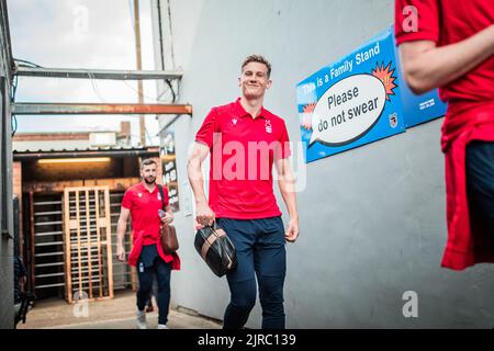 Cleethorpes, Regno Unito. 23rd ago, 2022. Ryan Yates #22 della Foresta di Nottingham arriva a Blundell Park a Cleethorpes, Regno Unito, il 8/23/2022. (Foto di Ritchie Sumpter/News Images/Sipa USA) Credit: Sipa USA/Alamy Live News Foto Stock