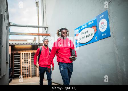 Cleethorpes, Regno Unito. 23rd ago, 2022. Alex Mighten #17 della Foresta di Nottingham arriva a Blundell Park a Cleethorpes, Regno Unito, il 8/23/2022. (Foto di Ritchie Sumpter/News Images/Sipa USA) Credit: Sipa USA/Alamy Live News Foto Stock