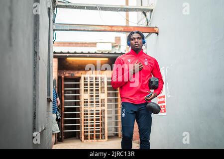 Cleethorpes, Regno Unito. 23rd ago, 2022. Loic MBE SOH #6 della Foresta di Nottingham arriva a Blundell Park a Cleethorpes, Regno Unito, il 8/23/2022. (Foto di Ritchie Sumpter/News Images/Sipa USA) Credit: Sipa USA/Alamy Live News Foto Stock