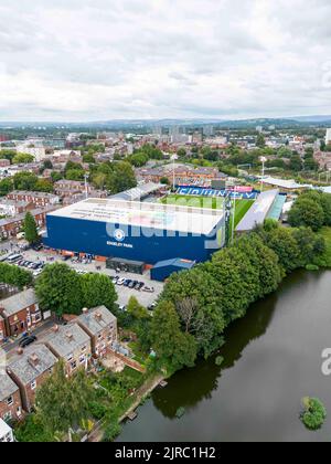 Manchester, Regno Unito. 23rd ago, 2022. Una vista generale aerea (GV) dal drone di Edgeley Park prima della partita della Carabao Cup Second Round tra Stockport County e Leicester City a Edgeley Park il 23rd 2022 agosto a Manchester, Inghilterra. (Foto di Daniel Chesterton/phcimages.com) Credit: PHC Images/Alamy Live News Foto Stock