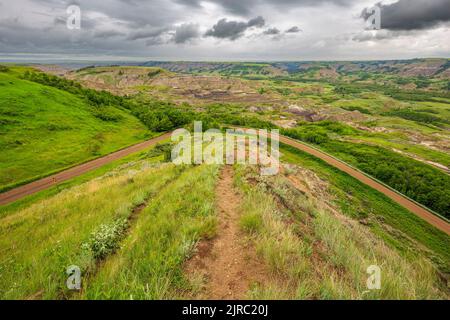 Tempo tempestoso sopra i badlands della valle del fiume Red Deer vicino al salto di Buffalo dell'isola di Dry nell'Alberta meridionale Foto Stock