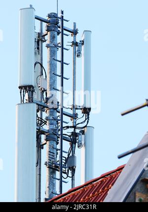 Berlino, Germania. 23rd maggio, 2021. 23.05.2022, Berlino. Un'antenna per telefono cellulare su un tetto nel quartiere di Steglitz. Credit: Wolfram Steinberg/dpa Credit: Wolfram Steinberg/dpa/Alamy Live News Foto Stock