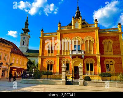 Uno scatto panoramico del Monumento di Jovan Jovanovic Zmaj nel centro di Novi Sad con un paesaggio nuvoloso sullo sfondo Foto Stock