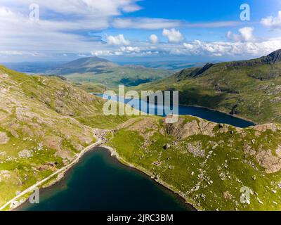 Vista aerea degli splendidi laghi di montagna nel Galles del Nord (Llyn Gllyn, Snowdonia, Galles, Regno Unito) Foto Stock