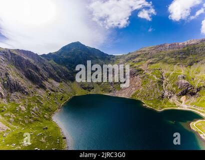 Vista aerea degli splendidi laghi di montagna nel Galles del Nord (Llyn Gllyn, Snowdonia, Galles, Regno Unito) Foto Stock