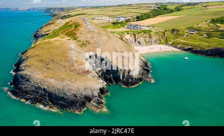 Vista aerea della spettacolare spiaggia sabbiosa e della baia di Mwnt a Ceredigion, Galles occidentale Foto Stock