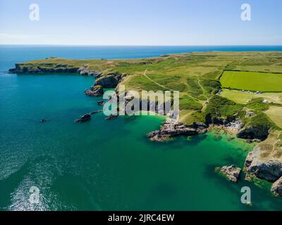 Veduta aerea della costa rocciosa del Galles vicino a Broad Haven South, Pembrokeshire Foto Stock