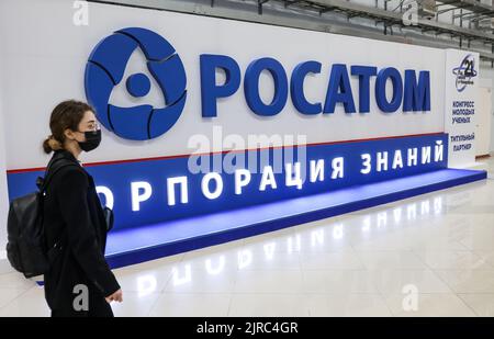 8 dicembre 2021, Sochi, Russia. Il logo della Russian state Atomic Energy Corporation Rosatom. Foto Stock