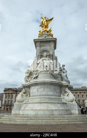 Londra, Inghilterra, Regno Unito - 6 luglio 2022: Victoria Memorial. Lato della regina intronata con vista frontale sulla Vittoria alata d'oro. Buckingham Palace dietro. Giustificazione Foto Stock