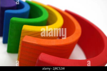 Arcobaleno archi colorati. Un giocattolo educativo o puzzle per bambini e bambini Foto Stock