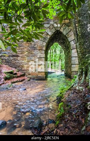 Il Little Gap Creek attraversa il Poinsett Bridge Gothic Arch all'interno della Greenville County, South Carolina Heritage Preserve. Foto Stock