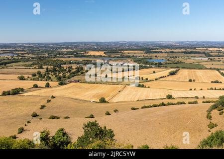 La campagna del Wiltshire dopo il tempo secco prolungato durante l'ondata di caldo estivo dalla cima del Westbury White Horse, Westbury, Wiltshire, Inghilterra, Regno Unito Foto Stock