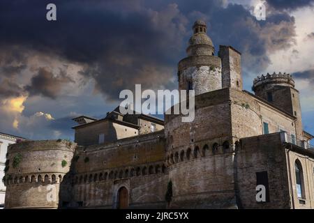 Castello di Caldoresco del villaggio di vasto abruzzo Foto Stock