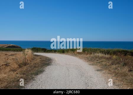 Sentiero che porta a Punta Aderci sulla costa adriatica abruzzese Foto Stock