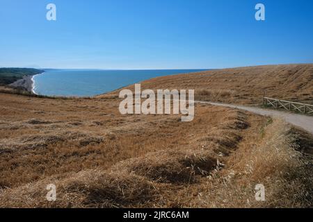 Sentiero collinare che conduce a Punta Adecri sulla costa adriatica abruzzese Foto Stock