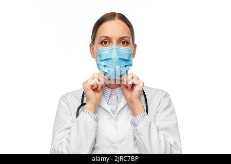 felice medico donna che indossa una maschera medica Foto Stock