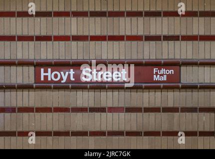 BROOKLYN, N.Y. – 19 agosto 2022: Un cartello identifica la stazione di Hoyt Street nella metropolitana di New York City. Foto Stock