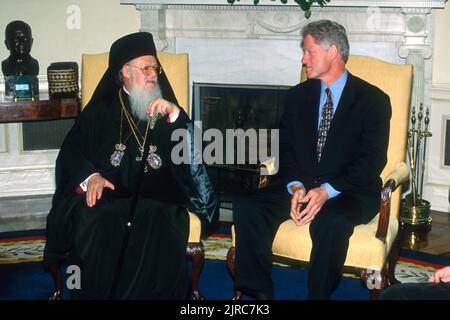 Il Presidente degli Stati Uniti Bill Clinton, incontra il Patriarca Ecumenico Bartolomeo i di Costantinopoli nell'Ufficio ovale della Casa Bianca, ottobre 22 1997, a Washington, DC. Il Patriarca, leader spirituale di circa 300 milioni di cristiani ortodossi, è in visita pastorale negli Stati Uniti. Foto Stock