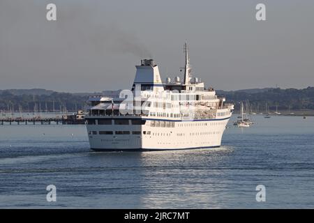 Bagnata dalla luce del sole di prima mattina, la nave da crociera EGEA ODYSSEY si dirige verso il terminal internazionale Foto Stock