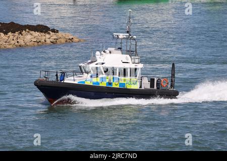 La polizia del Ministero della Difesa lancia LEWIS in direzione della bocca del porto Foto Stock