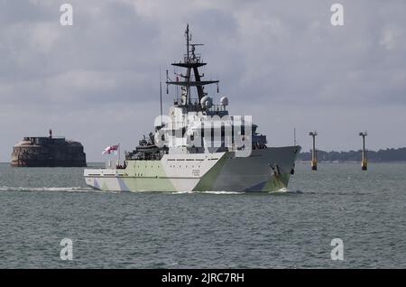 La nave di pattuglia offshore HMS SEVERN, classe Royal Navy River, ritorna alla base navale Foto Stock